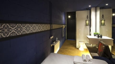 Private Double Room | Bathroom | Shower, free toiletries, towels