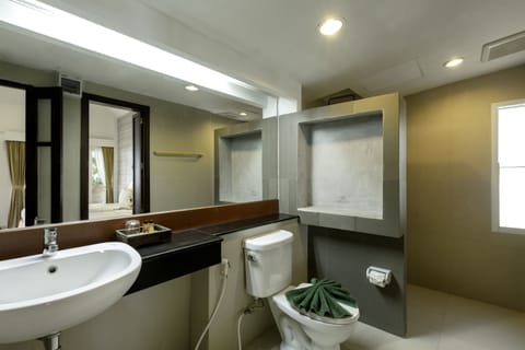 Superior Double or Twin Room | Bathroom | Shower, free toiletries, towels