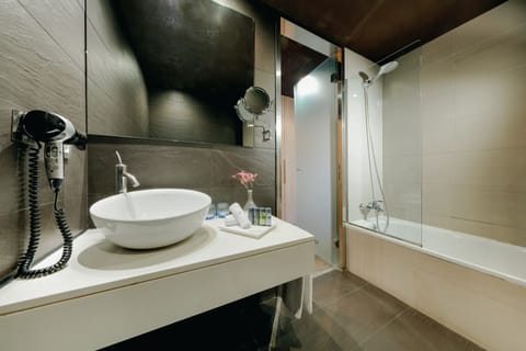 Junior Suite | Bathroom | Combined shower/tub, free toiletries, hair dryer, bidet