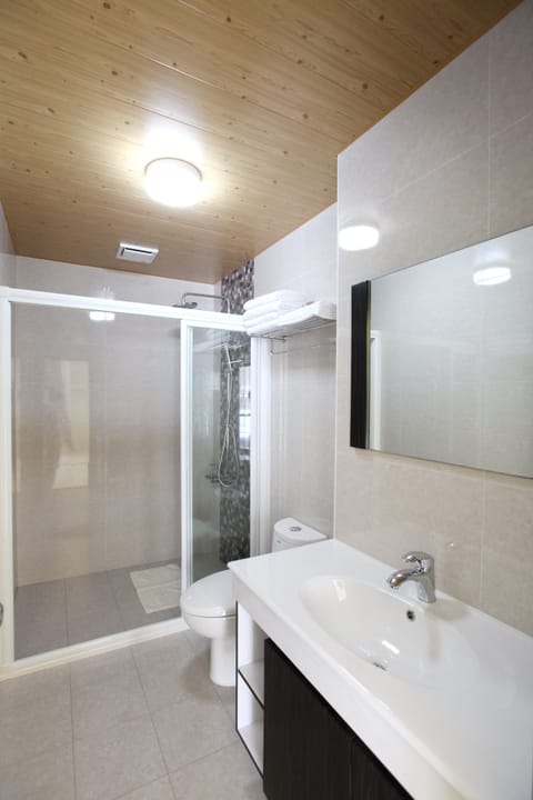 Standard Quadruple Room, 1 Bedroom, Non Smoking, Ensuite | Bathroom | Shower, rainfall showerhead, free toiletries, hair dryer