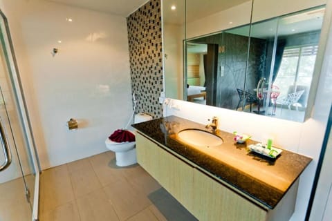 Junior Suite, Sea View | Bathroom | Free toiletries, hair dryer, towels