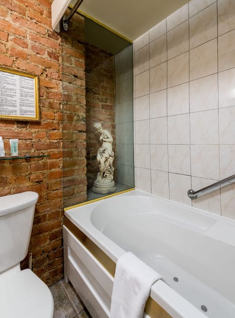 Classic Clos St-Louis - 3rd floor, no elevator | Bathroom | Designer toiletries, hair dryer, bathrobes, towels