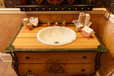 Anisette Room | Bathroom sink