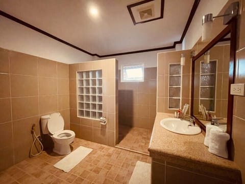 Standard Room | Bathroom | Free toiletries, slippers, bidet, soap