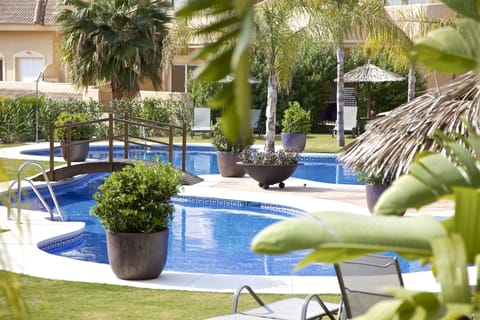 4 outdoor pools, sun loungers