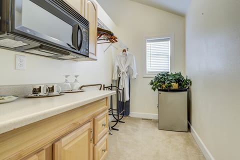 Private kitchenette | Fridge, paper towels