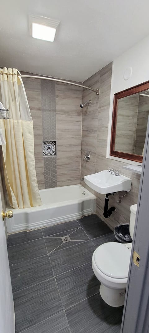 Combined shower/tub, free toiletries, towels