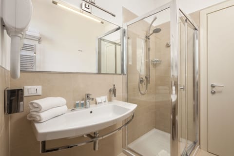 Double Room | Bathroom | Shower, free toiletries, hair dryer, bidet