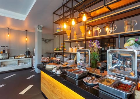 Daily buffet breakfast (THB 400 per person)