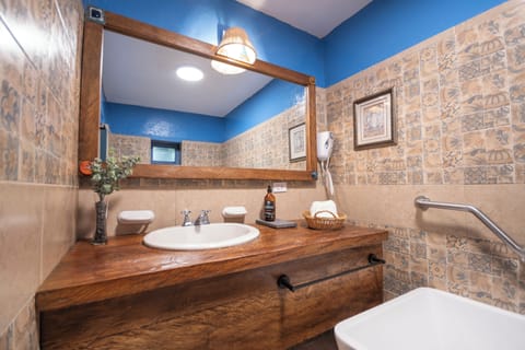 Suite, Private Bathroom | Bathroom | Free toiletries, towels