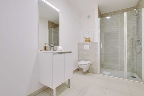 Apartment | Bathroom | Hair dryer, towels, shampoo