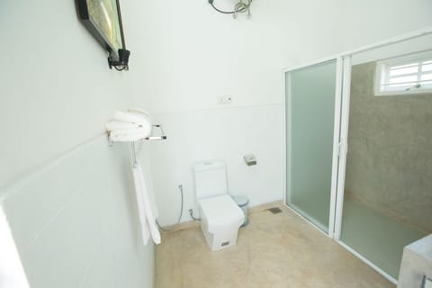 Deluxe Suite, 1 King Bed, Private Bathroom, Garden View | Bathroom | Shower, free toiletries, towels