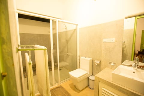 Deluxe Double Room, 1 King Bed, Private Bathroom, Garden View | Bathroom | Shower, free toiletries, towels