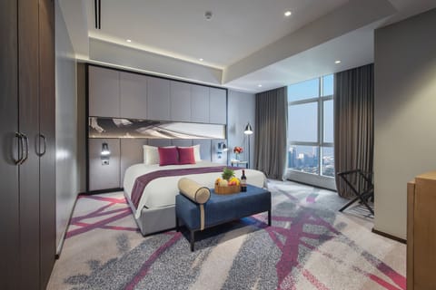 Suite, 1 Bedroom, Business Lounge Access (High Floor) | Premium bedding, pillowtop beds, minibar, in-room safe