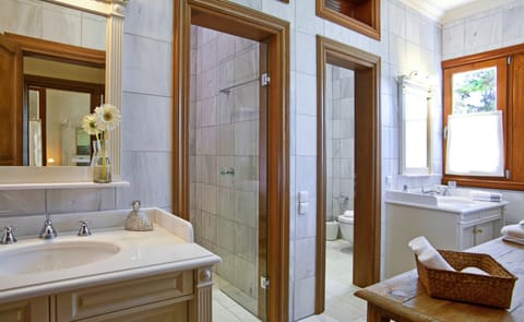 Suite (Aristoteles) | Bathroom | Shower, rainfall showerhead, designer toiletries, hair dryer