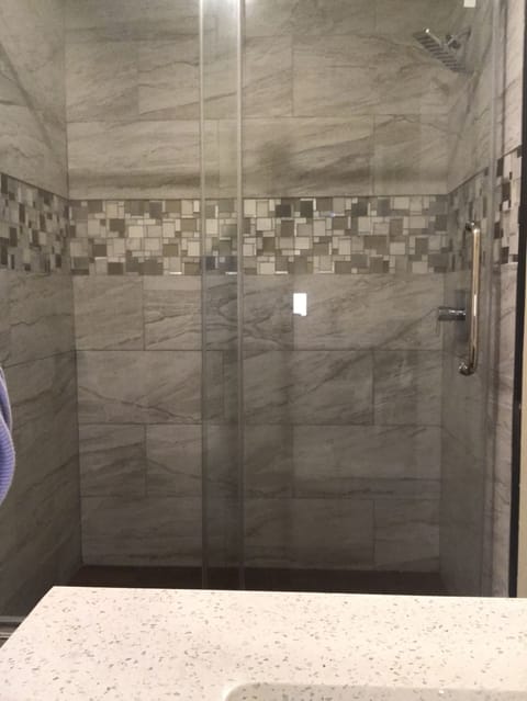 Combined shower/tub, free toiletries, towels