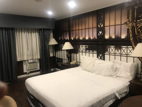 Standard Room, 1 King Bed | Iron/ironing board, free WiFi