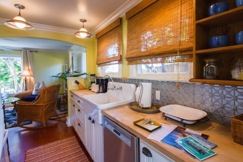 Premium Cottage, Multiple Beds, Non Smoking | Private kitchen | Fridge, microwave, oven, stovetop