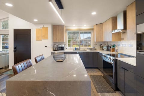 House, 2 Bedrooms | Private kitchen | Fridge, oven, coffee/tea maker, toaster