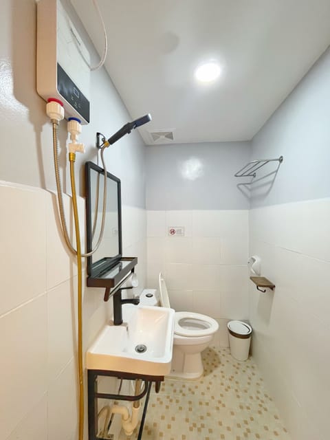 Super Deluxe Room | Bathroom | Shower, rainfall showerhead, towels