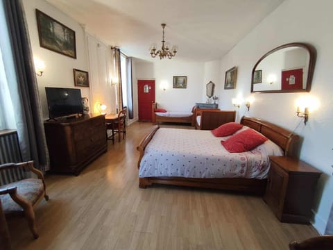 Family Twin Room, Ensuite (La Grenouille Blanche) | Egyptian cotton sheets, premium bedding, down comforters