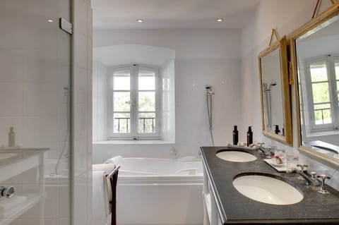 Suite, Terrace, Sea View | Bathroom | Free toiletries, hair dryer, bathrobes, towels