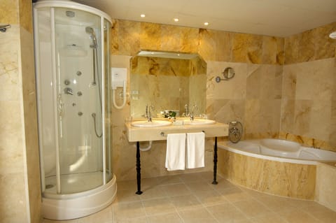 Junior Suite | Bathroom | Free toiletries, hair dryer, bidet, towels