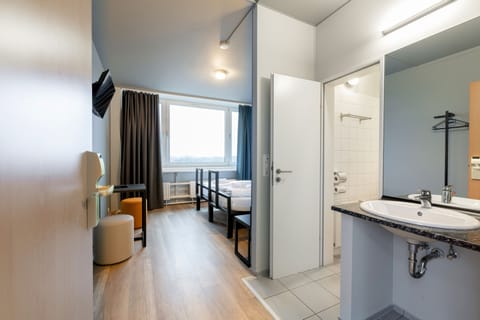 Twin Room | Desk, free WiFi, bed sheets