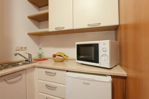 Standard Single Room | Private kitchenette | Fridge, microwave