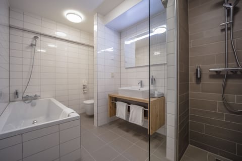 Suite | Bathroom | Combined shower/tub, eco-friendly toiletries, hair dryer, towels