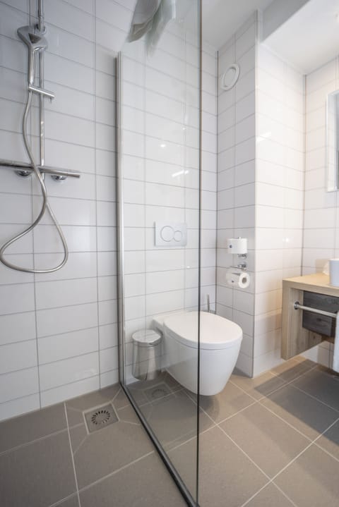 Family Room | Bathroom | Combined shower/tub, eco-friendly toiletries, hair dryer, towels