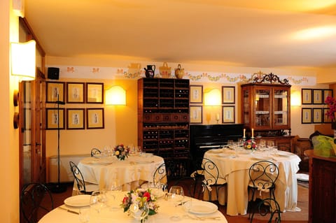 Breakfast and dinner served, local cuisine