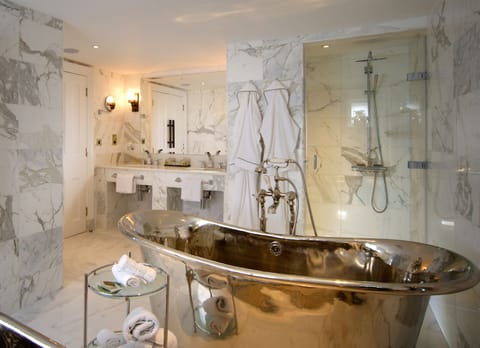 Signature Suite | Bathroom | Free toiletries, hair dryer, bathrobes, slippers