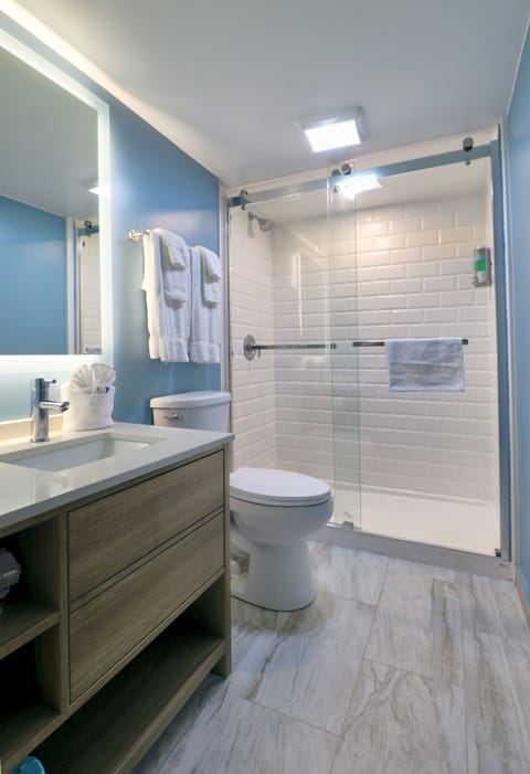 Classic King Room | Bathroom | Combined shower/tub, free toiletries, towels