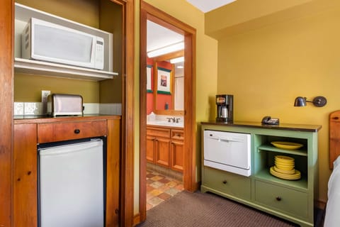 Studio 1 Queen or 2 Twins | Private kitchen | Fridge, microwave, coffee/tea maker, toaster