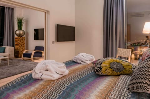 Hypo-allergenic bedding, minibar, in-room safe, desk