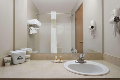 Combined shower/tub, jetted tub, free toiletries, hair dryer