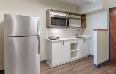 Deluxe Studio, Multiple Beds, Non Smoking, Kitchenette | Private kitchen | Full-size fridge, microwave