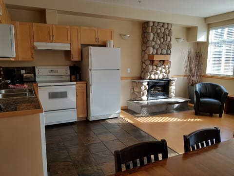 Luxury Condo, 3 Bedrooms, Jetted Tub, Mountain View | Private kitchen | Full-size fridge, microwave, stovetop, dishwasher