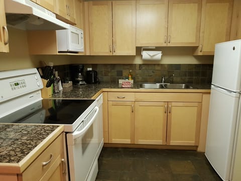 Luxury Condo, 1 Bedroom, Accessible, Jetted Tub | Private kitchen | Full-size fridge, microwave, stovetop, dishwasher