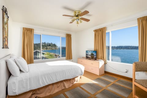 Bay View Room - Double Queen Beds - No Pets | Extra beds