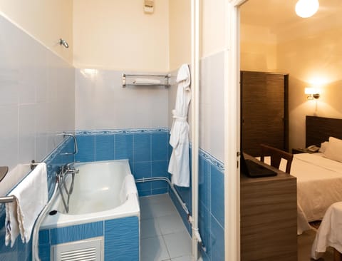 Standard Single Room | Bathroom | Free toiletries, towels