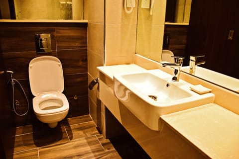 Twin Room | Bathroom | Shower, rainfall showerhead, free toiletries, hair dryer