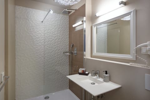 Apartment, Terrace | Bathroom | Shower, free toiletries, hair dryer, towels