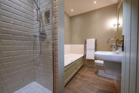 Classic Double Room | Bathroom | Free toiletries, towels