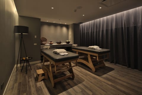 Couples treatment rooms, sauna, spa tub, steam room, body treatments