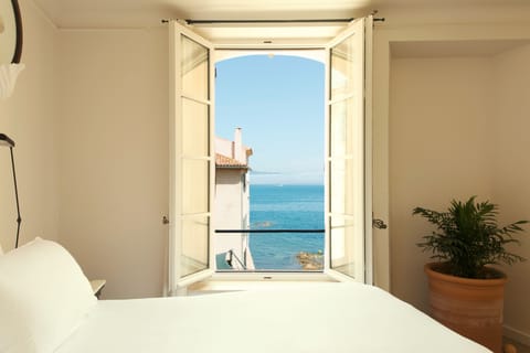 Deluxe room with Sea view | Premium bedding, minibar, in-room safe, individually furnished