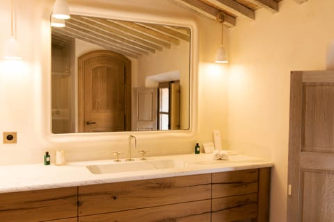 Appartement Pablo Picasso | Bathroom | Designer toiletries, hair dryer, bathrobes, slippers