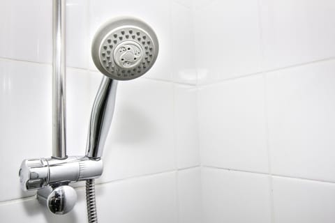 Shower, eco-friendly toiletries, towels