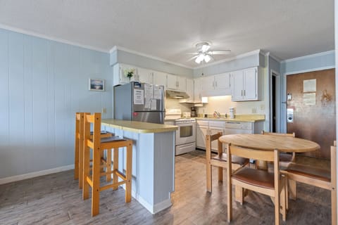 Condo, 2 Bedrooms, Balcony, Ocean View (315A) | Private kitchen | Fridge, microwave, oven, stovetop